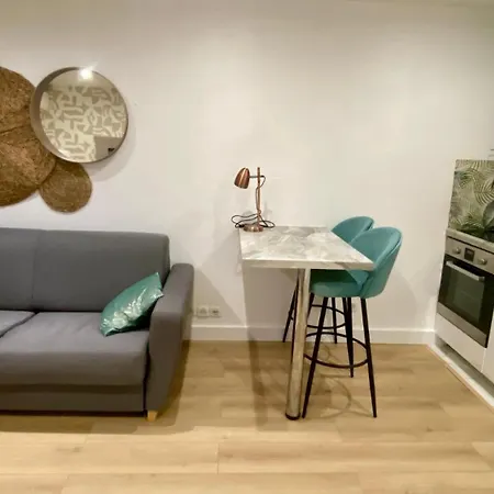 Apartment Bricka - 200m To The Beach, Parking, Clim, Terrace Antibes